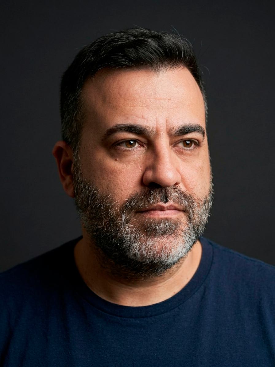 Retrato em preto e branco de Michel Preto, close profissional em estúdio, com barba grisalha e olhar sério